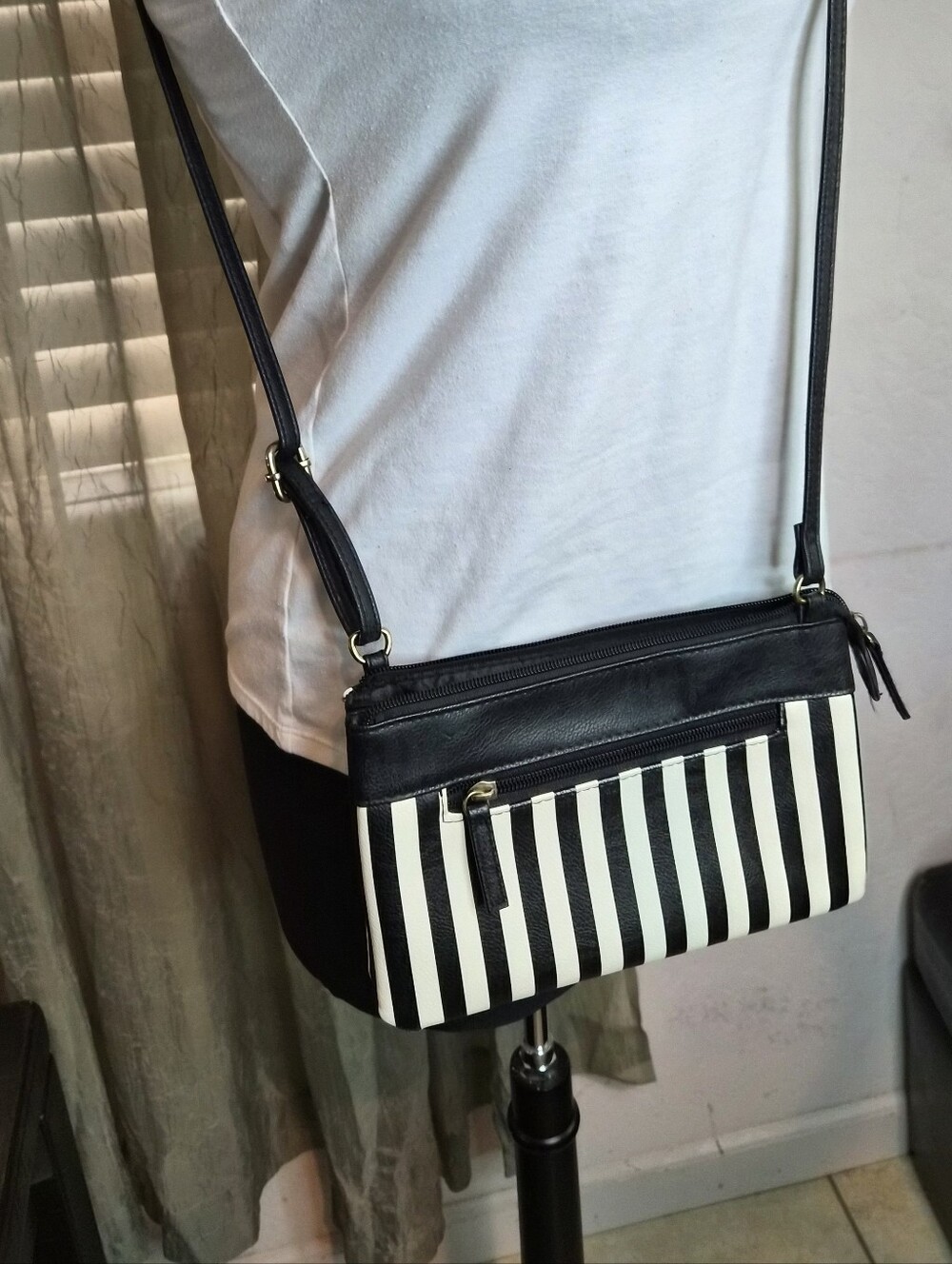 RARE FIND! 70's Vintage Black & White Striped Crossbody w/ Adjustable Strap #314